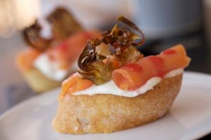 Pintxo de salmón con alcachofas