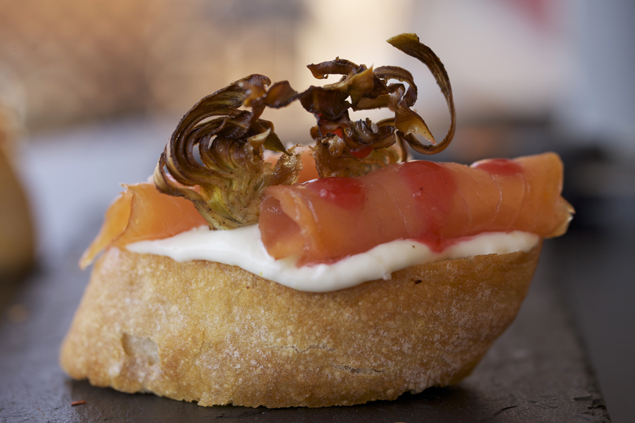 Pintxo Pintxo de salmón con alcachofas