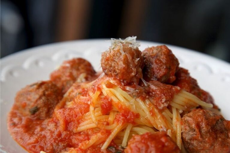 espaguetis con albóndigas