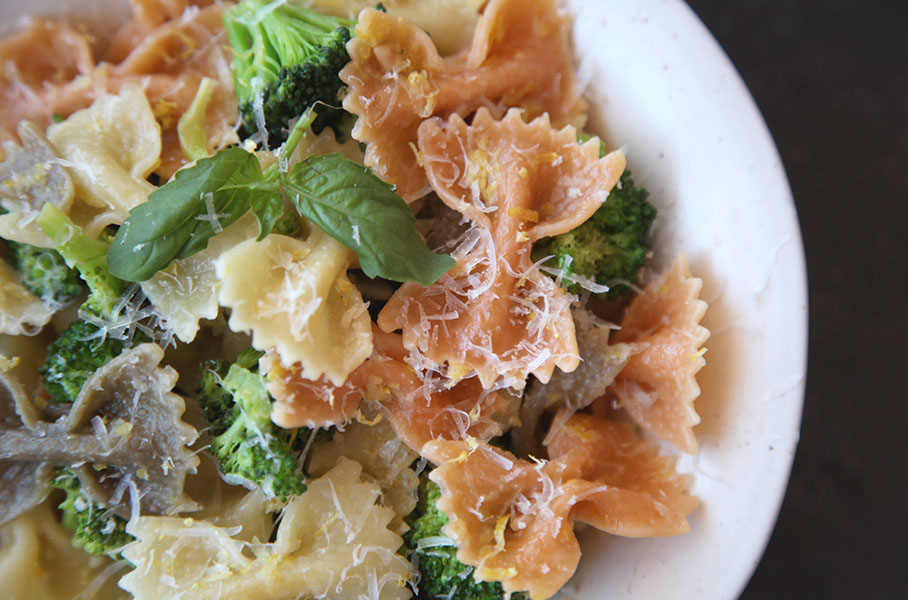 Farfalle al limón con mantequilla y albahaca