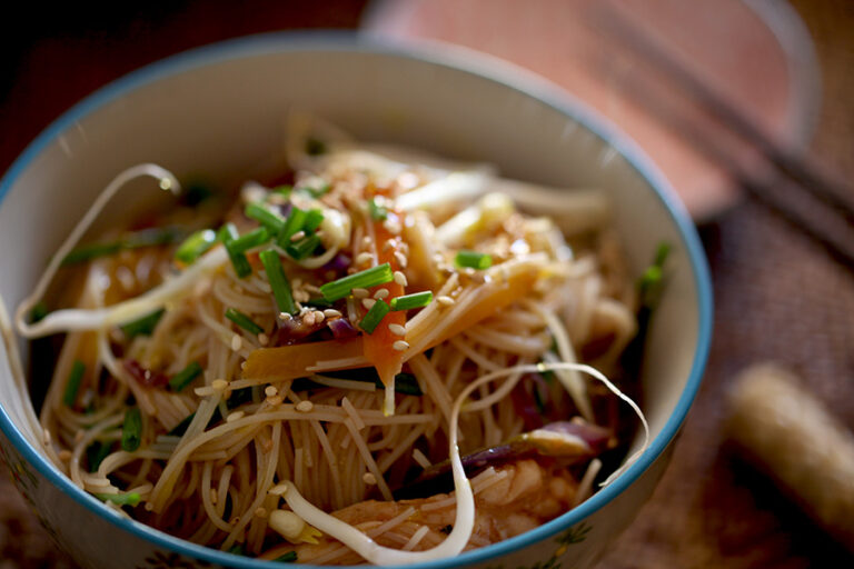 Fideos chinos de arroz o noodles con verduras