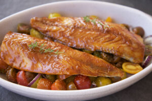 Jurel horneado con tomates cherry