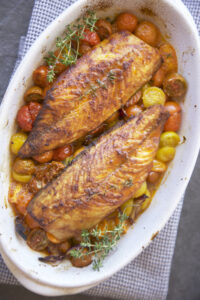 Jurel horneado con tomates cherry