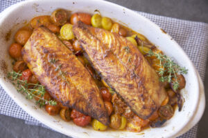 Jurel horneado con tomates cherry