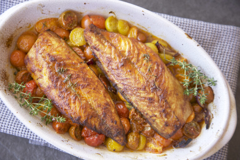 Jurel horneado con tomates cherry